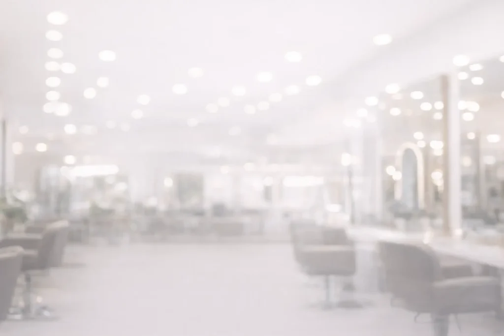 Interior de peluquería en Palma de Mallorca con salón moderno y zona de peinado en Vika Hair & Beauty.