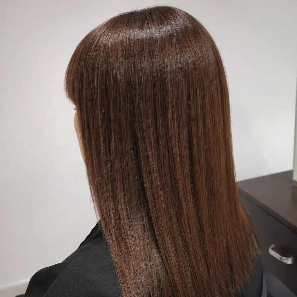 Alisado y brillo castaño en peluquería en Palma de Mallorca
