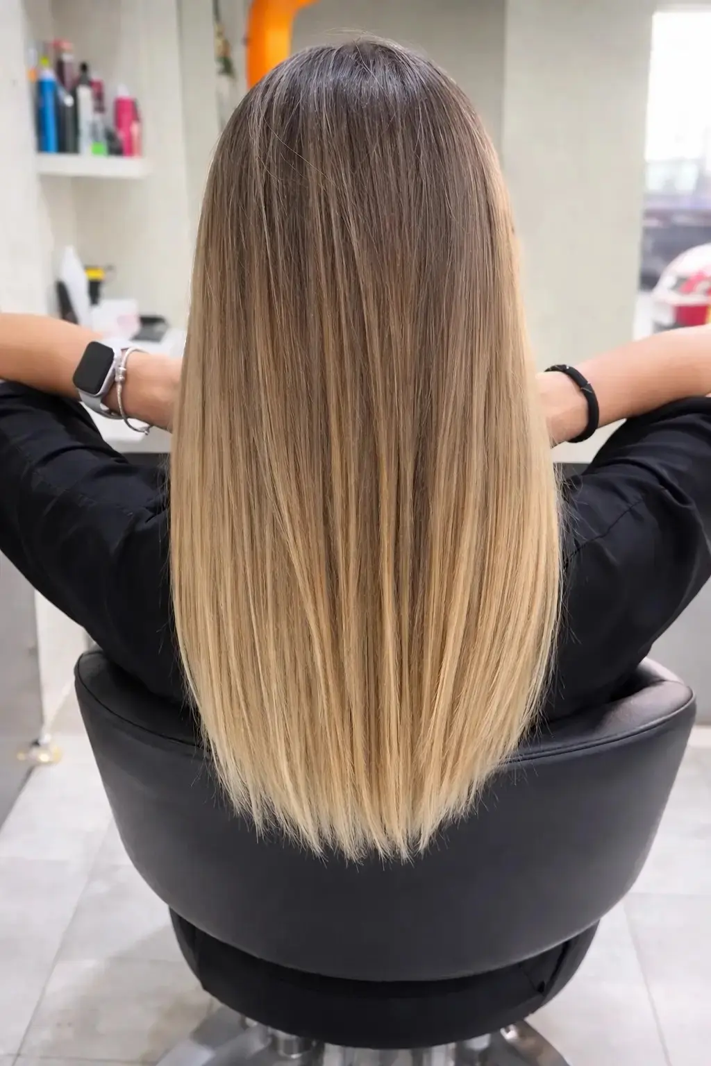 Aplicación de color balayage rubio liso en peluquería en Palma de Mallorca