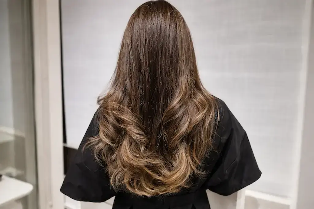 Coloración y tinte en peluquería en Palma de Mallorca con acabado luminoso