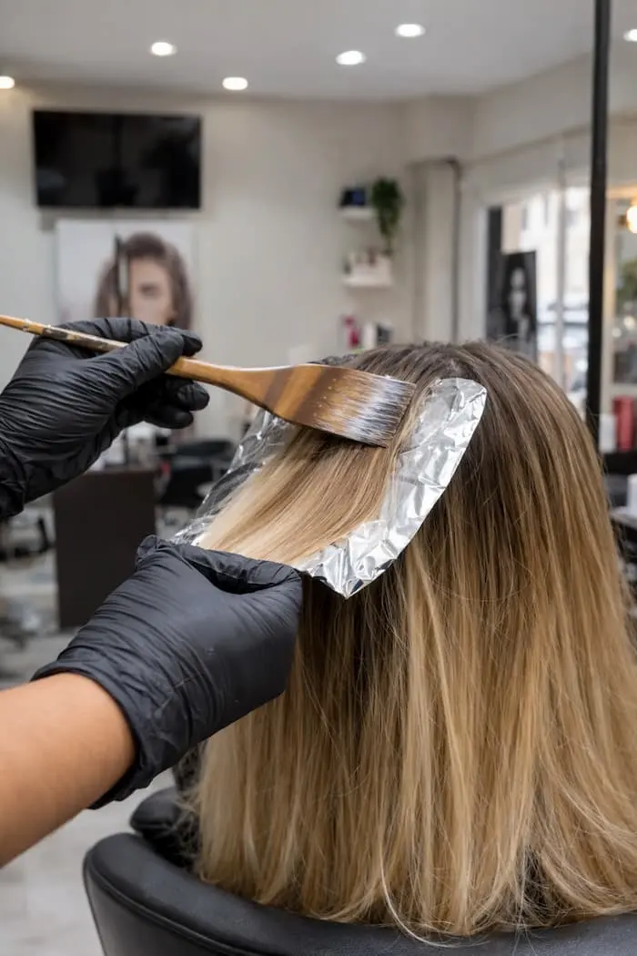 Aplicación de coloración profesional en peluquería en Palma de Mallorca