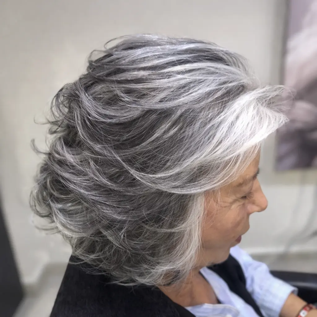 Corte de mujer con cabello canoso estilizado en peluquería en Palma de Mallorca