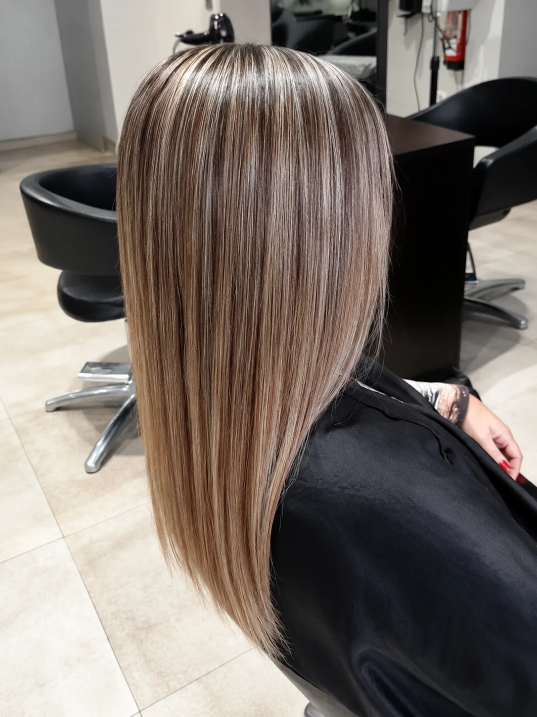 Resultado de tratamiento de keratina en cabello con mechas realizado en Vika Hair & Beauty, Palma de Mallorca