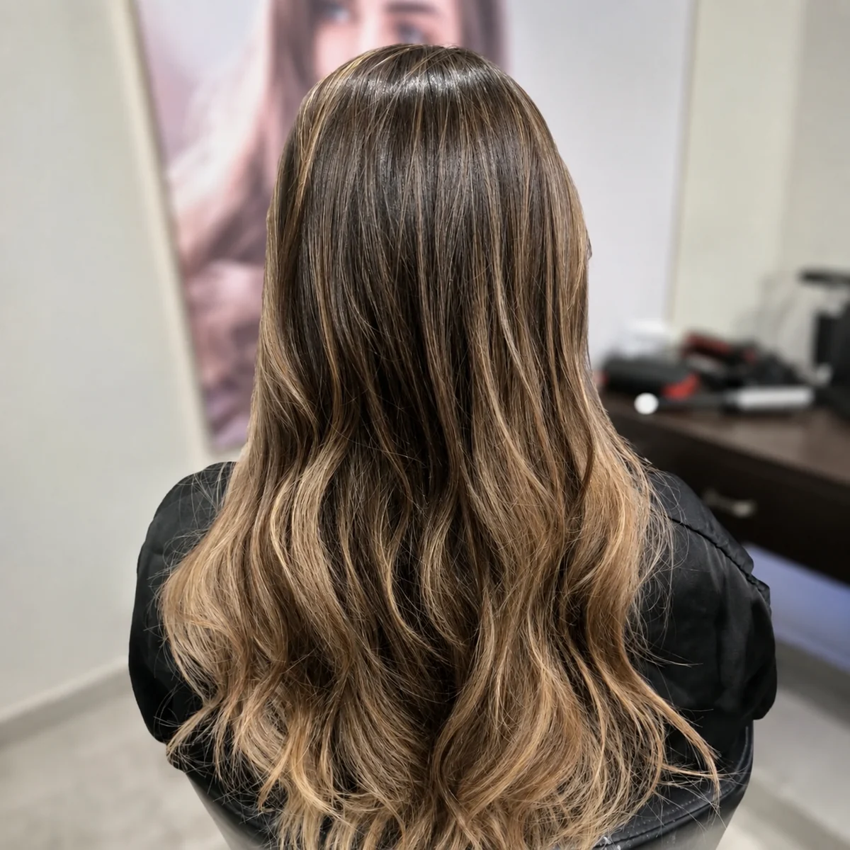 Balayage caramelo en cabello castaño realizado en Vika Hair & Beauty