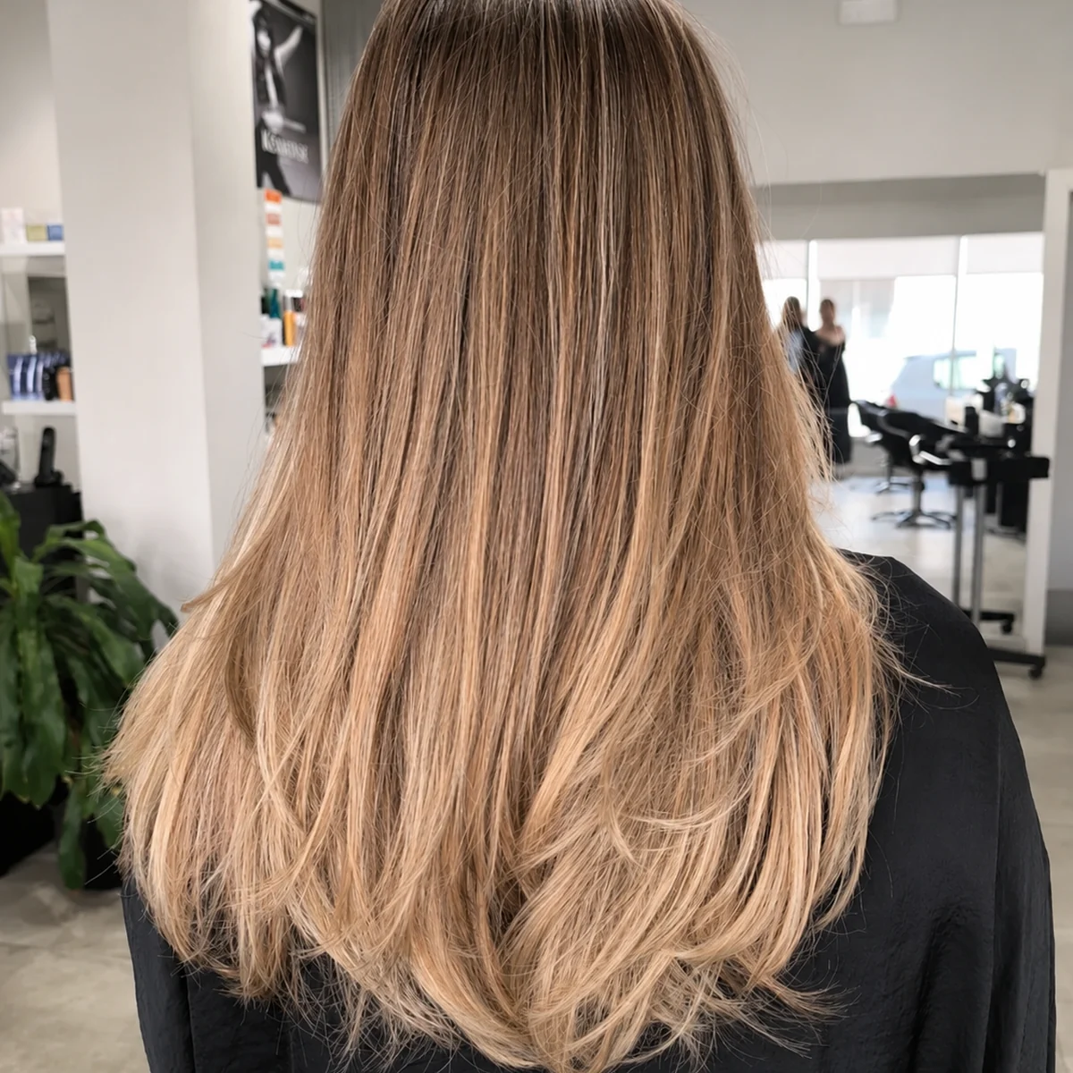 Balayage rubio natural con reflejos luminosos realizado en Vika Hair & Beauty
